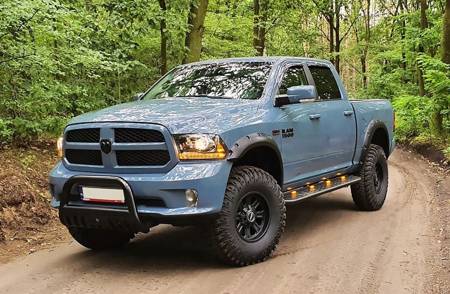 Stopnie boczne, czarne - Dodge Ram 2009-2018 (długość: 220 cm) 01677989