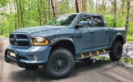 Stopnie boczne, czarne - Dodge Ram 2009-2018 (długość: 220 cm) 01677989